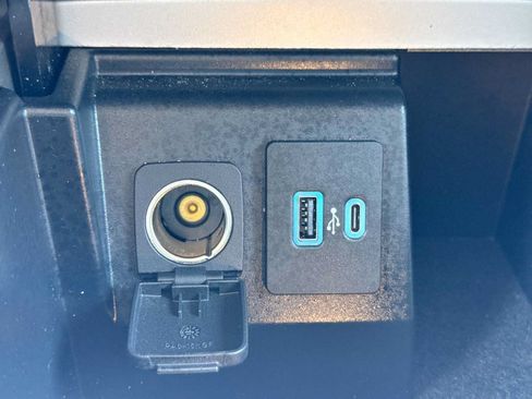 Used 2022 Ford Explorer XLT w/ Equipment Group 202A AWD/4WD image 32
