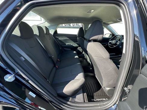 Used 2025 Hyundai Elantra SE image 28