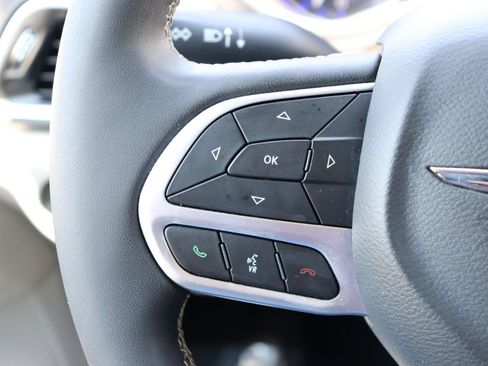 Used 2024 Chrysler Pacifica Touring-L FWD image 35