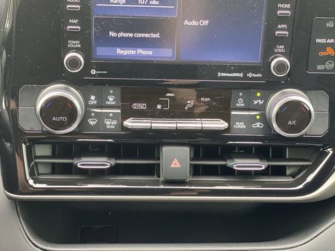 Used 2021 Toyota Highlander LE image 24