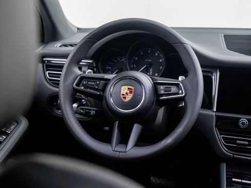 Certified 2025 Porsche Macan AWD/4WD image 12