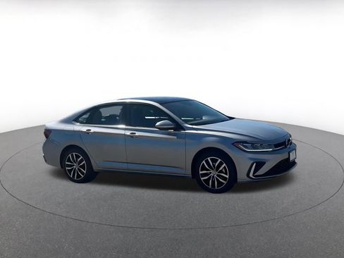 Used 2025 Volkswagen Jetta SE image 2