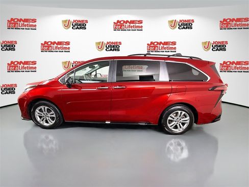 Certified 2022 Toyota Sienna XSE image 17