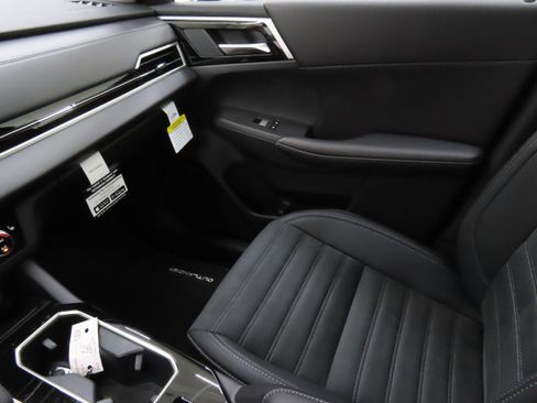 New 2025 Mitsubishi Outlander SE image 19