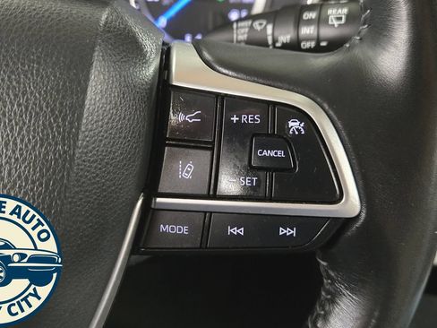 Used 2023 Toyota Highlander XLE AWD/4WD image 14