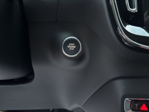 Certified 2025 Volvo XC40 B5 Plus image 26