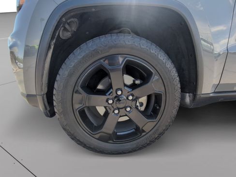 Used 2020 Jeep Grand Cherokee Laredo AWD/4WD image 9