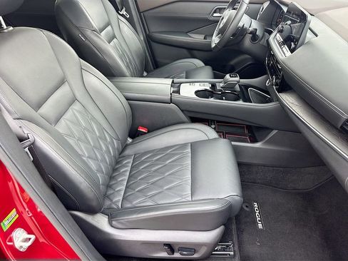 Used 2023 Nissan Rogue Platinum image 30