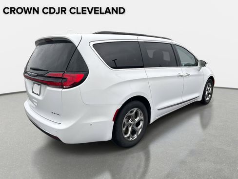 Used 2022 Chrysler Pacifica Limited image 5