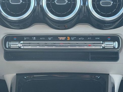 Used 2020 Mercedes-Benz GLB 250 4MATIC image 23