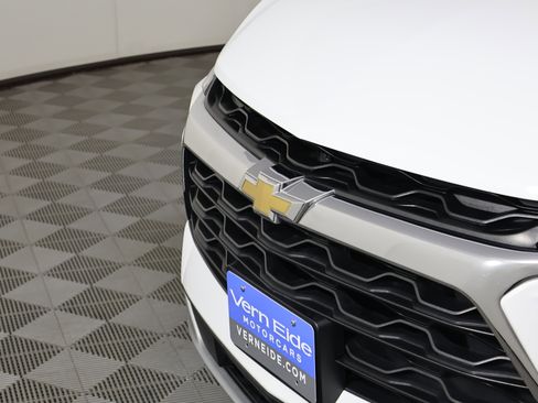 Used 2025 Chevrolet Blazer LT image 11