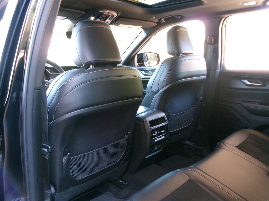 Used 2025 Jeep Grand Cherokee Altitude AWD/4WD image 30