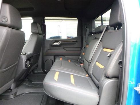 Used 2023 GMC Sierra 1500 AT4 w/ AT4 Preferred Package image 7