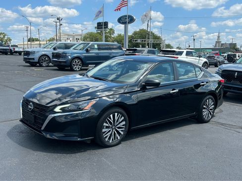 Used 2025 Nissan Altima 2.5 SV FWD image 2