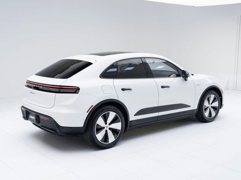 Used 2024 Porsche Macan 4 Electric image 9