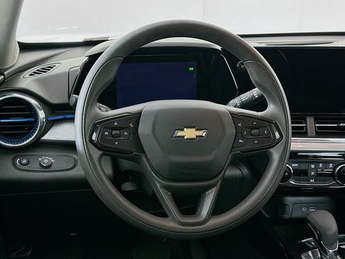 Used 2025 Chevrolet Trax LT FWD image 16