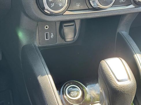 Used 2021 Nissan Versa SV FWD image 20