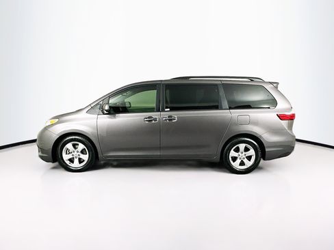 Used 2015 Toyota Sienna LE FWD image 4