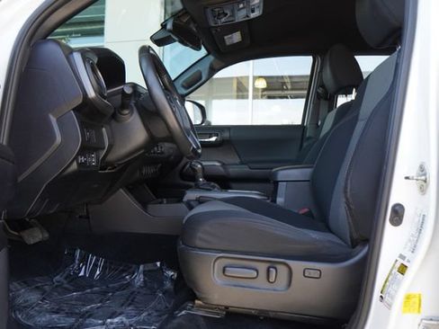 Used 2020 Toyota Tacoma TRD Off-Road w/ Technology Package AWD/4WD image 27