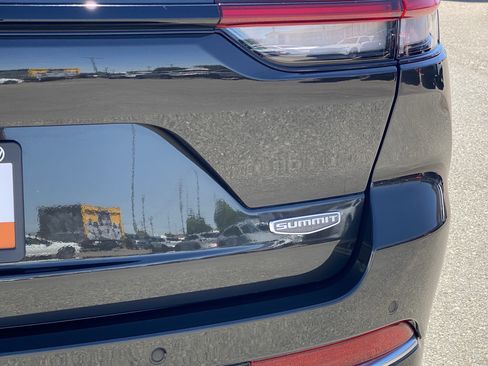Used 2023 Jeep Grand Cherokee Summit AWD/4WD image 29