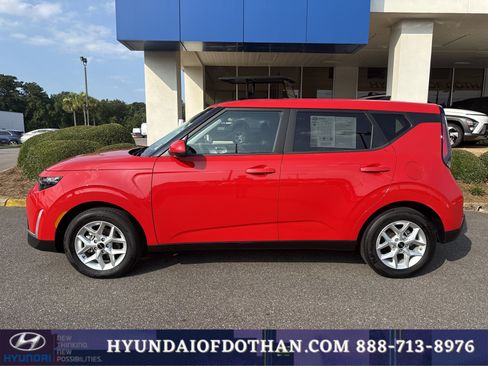 Used 2025 Kia Soul LX w/ LX Technology Package FWD image 2
