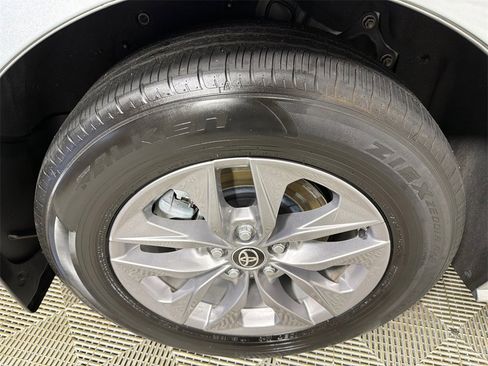 Used 2025 Toyota Sienna XLE image 17