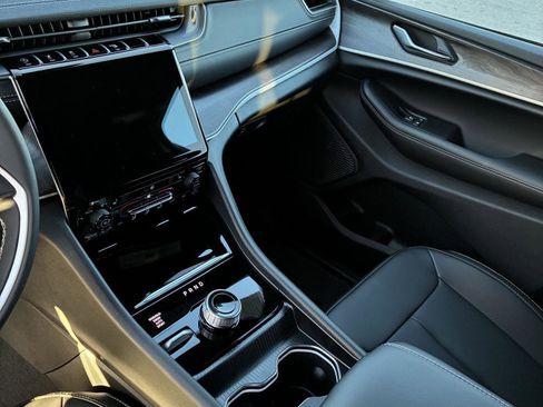 New 2025 Jeep Grand Cherokee L Limited image 6