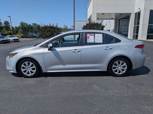 Used 2025 Toyota Corolla LE FWD image 8