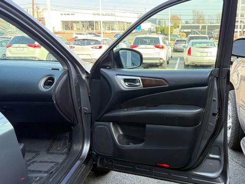 Used 2015 Nissan Pathfinder SL w/ SL Tech Package image 36