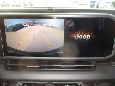 Used 2024 Jeep Wrangler Unlimited Sahara AWD/4WD image 27
