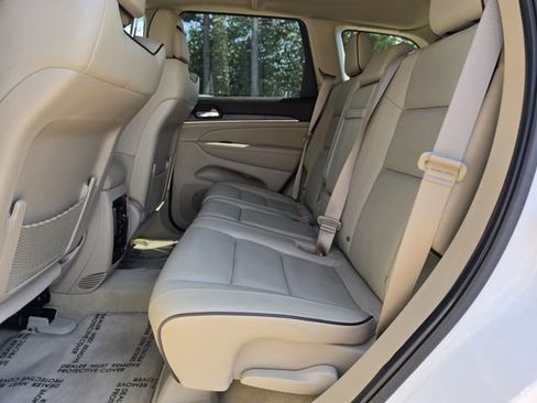 Used 2021 Jeep Grand Cherokee Overland RWD image 17