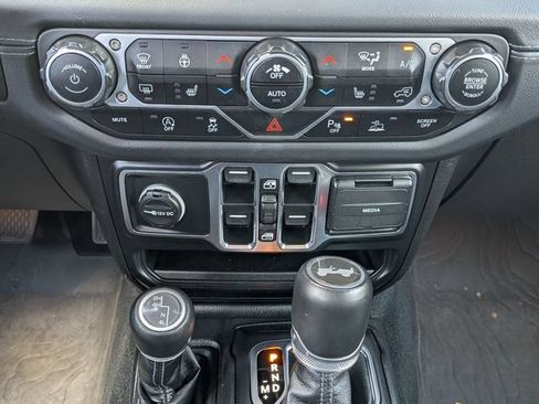 Used 2024 Jeep Wrangler Unlimited Sahara w/ Technology Group AWD/4WD image 18