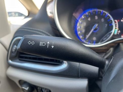 Used 2024 Chrysler Pacifica Limited FWD image 25