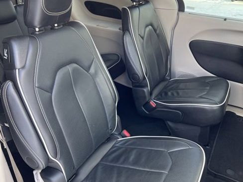 Certified 2024 Chrysler Pacifica Limited image 14