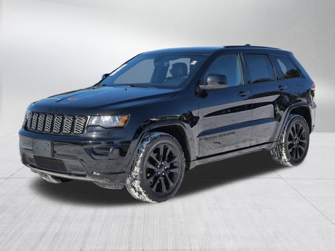 Used 2019 Jeep Grand Cherokee Altitude image 3