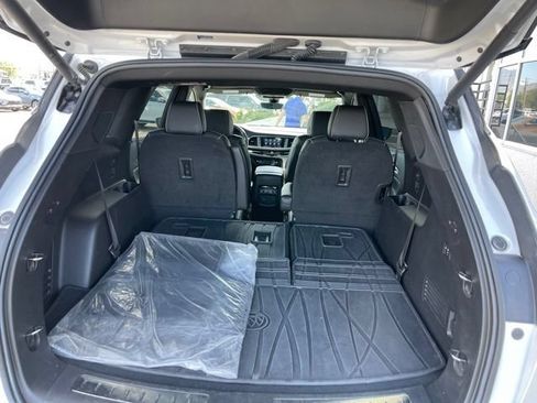 Used 2023 Buick Enclave Avenir w/ Avenir Technology Package AWD/4WD image 17