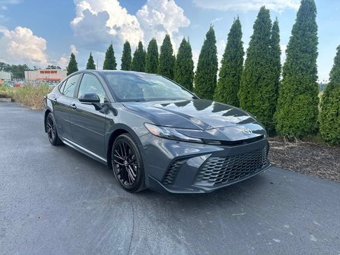 Used 2025 Toyota Camry SE FWD image 2