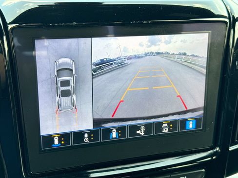 Used 2023 Chevrolet Traverse Premier FWD image 17