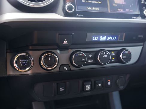 Used 2022 Toyota Tacoma TRD Off-Road AWD/4WD image 18