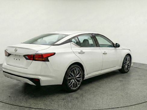 Used 2025 Nissan Altima 2.5 SV FWD image 9