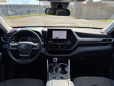 Used 2025 Toyota Highlander LE FWD image 30