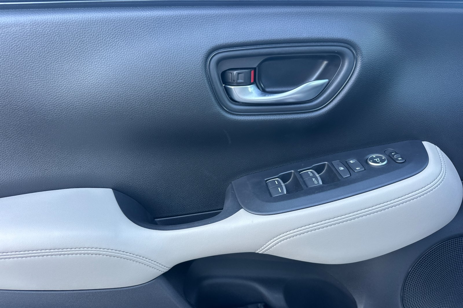 Used 2024 Honda HR-V EX-L image 11
