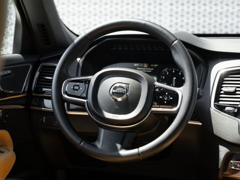 Used 2016 Volvo XC90 T6 Momentum w/ Momentum Plus Package AWD/4WD image 9