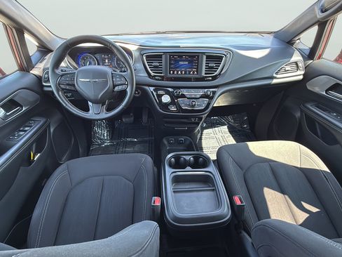 Used 2019 Chrysler Pacifica Touring Plus w/ S Appearance Package FWD image 14