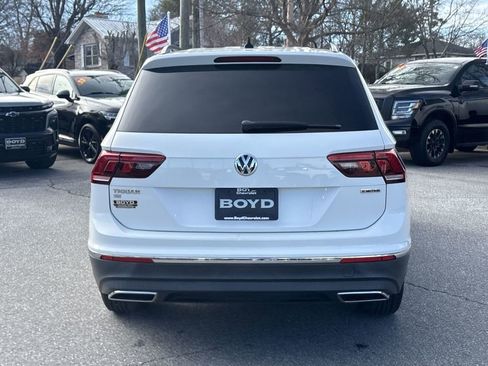 Used 2020 Volkswagen Tiguan SE w/ Panoramic Sunroof Package image 9