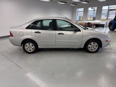 Used 2006 Ford Focus ZX4 Sedan image 12