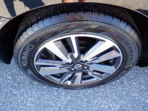 Used 2023 Nissan Versa SV image 4