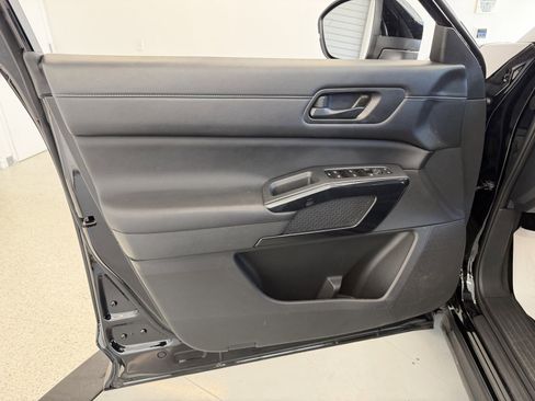 Used 2024 Nissan Pathfinder S image 30