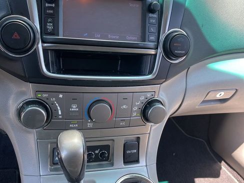 Used 2013 Toyota Highlander SE AWD/4WD image 3