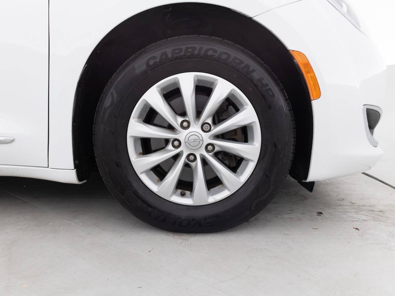 Used 2017 Chrysler Pacifica Touring-L FWD image 18